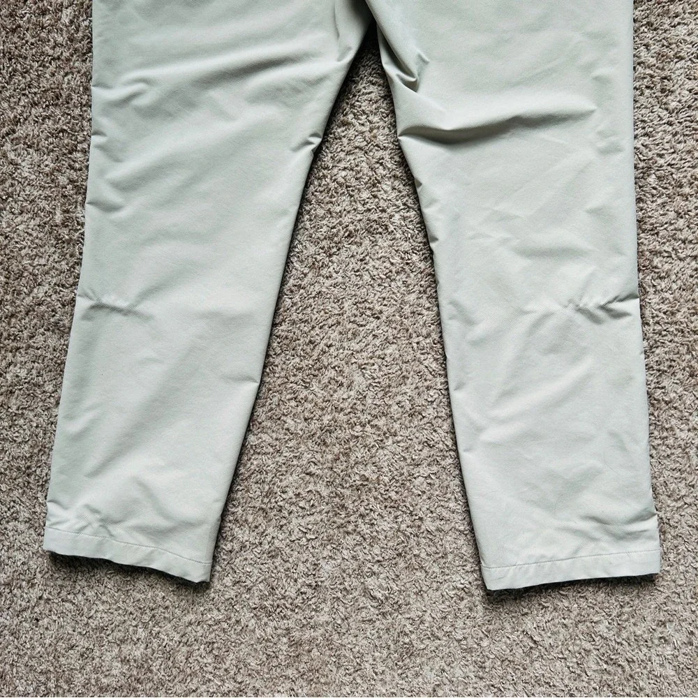 Under Armour I Men's Golf Chino Pants I Size 30 x 32 I Flat Front Beige‎